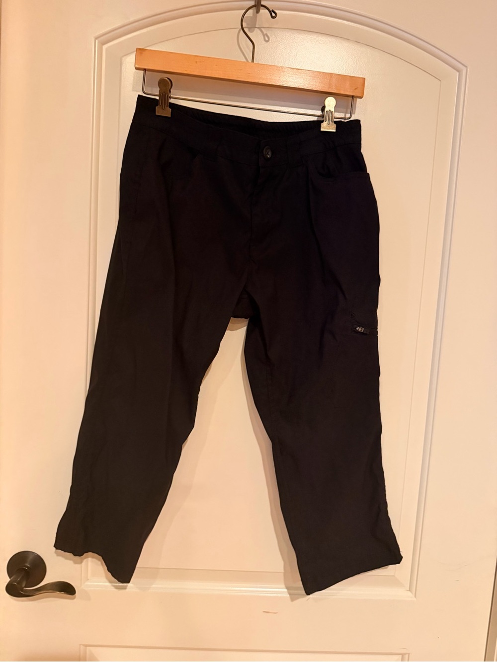 Women’s Eddie Bauer Hiking Capris black in a size 4